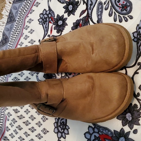 Boots - Picture 3 of 4